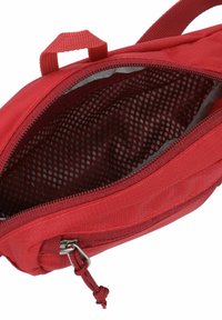 Rode stoffen tas met een ritsopening. De binnenkant heeft een netvoering. Voorzien van een kort handvat en een decoratieve koordtrekker.