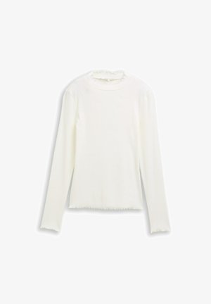 Haut blanc à manches longues en tissu côtelé, avec un col montant à volants et un ourlet ondulé, manches ajustées et design simple.