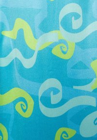 Um tecido turquesa com formas em espiral em azul claro e verde limão, com uma textura suave e um brilho subtil.