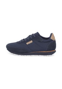 Marineblaue Sportschuhe aus Mesh- und Wildledermaterialien, mit strukturierten Akzenten, weiß gesprenkelter Sohle und Schnürverschluss.