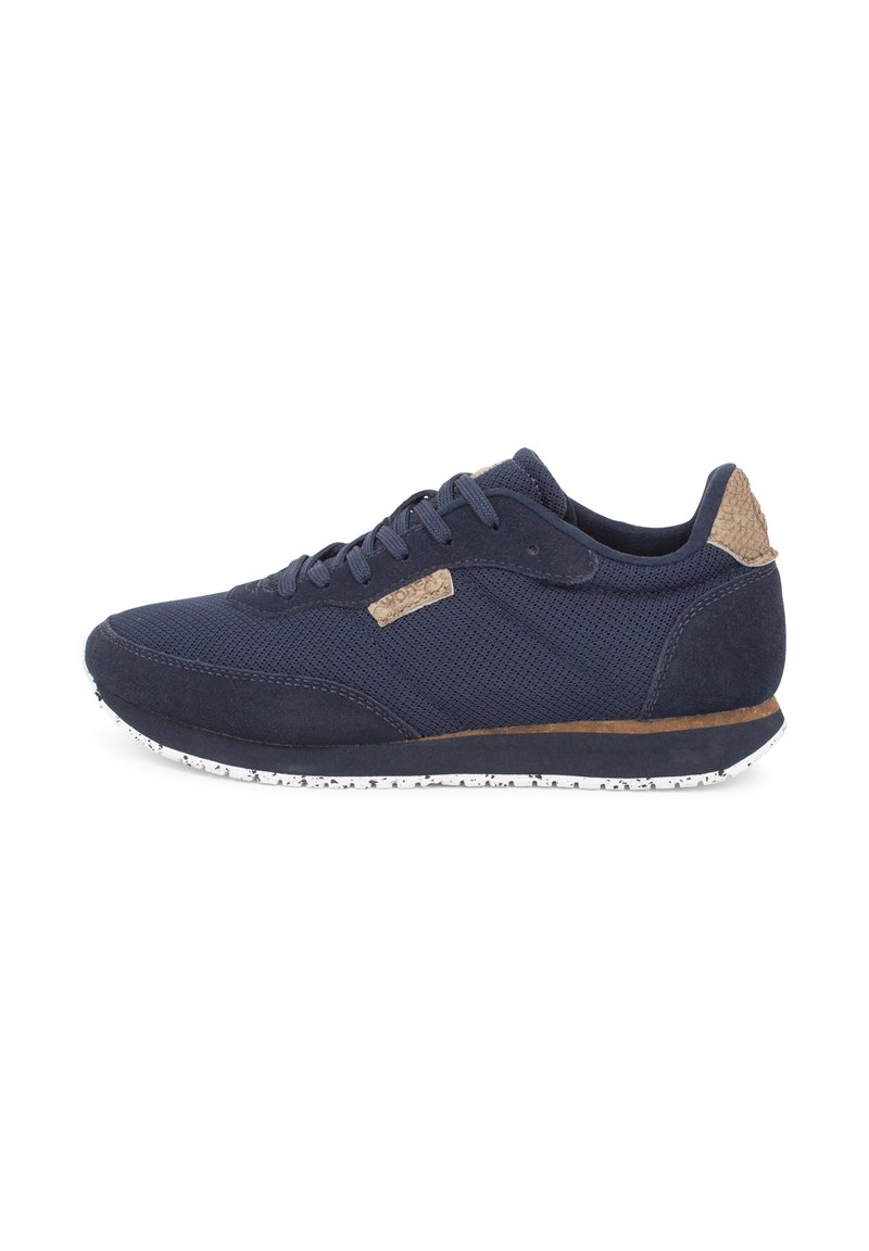 Marineblaue Sportschuhe aus Mesh- und Wildledermaterialien, mit strukturierten Akzenten, weiß gesprenkelter Sohle und Schnürverschluss.