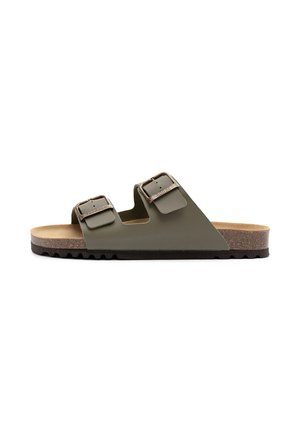 Sandał na platformie w kolorze oliwkowej zieleni z dwiema regulowanymi paskami zapinanymi na sprzączki oraz profilowaną korkową wkładką na żłobionej czarnej podeszwie.