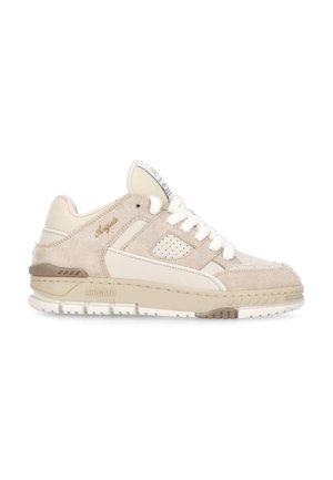 Sneaker beige in camoscio e pelle basso con lacci bianchi, pannello laterale traforato e dettagli brandizzati su suola e tallone.