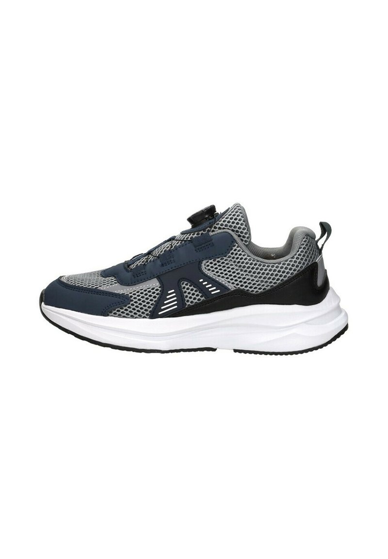 Atletische sneaker met een bovenwerk van gaas in grijs en marineblauw, zwarte accenten, een witte tussenzool en een vergrendelingssysteem voor de veters. Geprofileerde buitenzool voor grip.