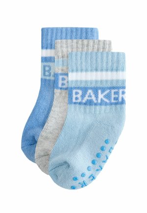 Drei Paar Babysocken in Blau, Hellblau und Grau mit dem Wort "BAKER" und rutschfesten Profilen an den Sohlen.