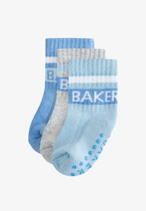 Tri para dječjih čarapica u plavoj, svijetloplavoj i sivoj boji s riječju "BAKER" i protukliznim ulošcima na potplatima.