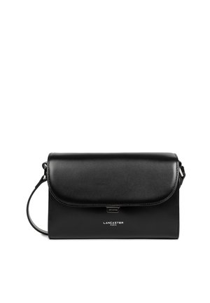 Sac à main en cuir noir avec une fermeture à rabat et une bandoulière amovible. Il présente une plaque logo à l'avant et une texture lisse et élégante.