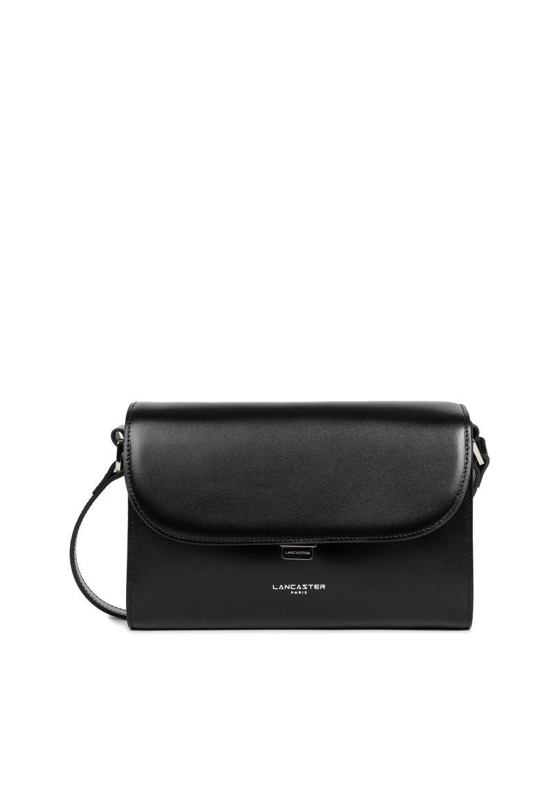Sac à main en cuir noir avec une fermeture à rabat et une bandoulière amovible. Il présente une plaque logo à l'avant et une texture lisse et élégante.