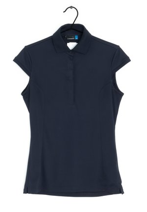 Mørkeblå kortærmet poloshirt med krave og knaplukning på sort bøjle mod hvid baggrund.