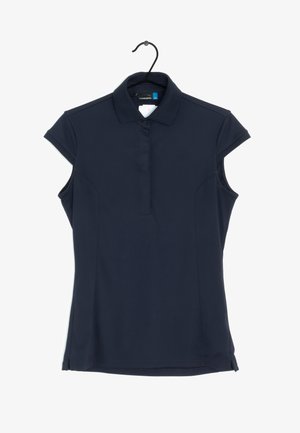 Polo bleu marine à manches courtes avec col et patte de boutonnage sur un cintre noir, fond blanc.