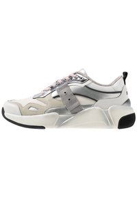 Zapatillas que cuentan con una mezcla de materiales sintéticos en gris claro y blanco, una suela gruesa, texturas suaves y un sutil acento metálico.