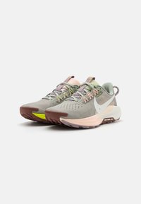 Buty do biegania z szarą siateczkową cholewką, lawendowymi i różowymi akcentami, teksturowaną gumową podeszwą oraz wielokolorowym wzorem na pięcie.