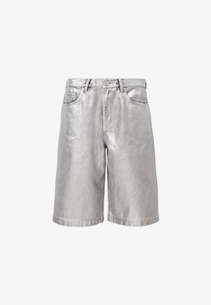 Shorts en denim argent métallique avec une coupe ample, dotés de cinq poches, de passants de ceinture et d'un ourlet replié. Texture lisse avec une finition réfléchissante.