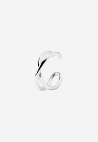 Boucle d'oreille en métal argenté avec un design à double boucle, présentant des surfaces lisses et polies ainsi qu'une forme contemporaine et minimaliste.