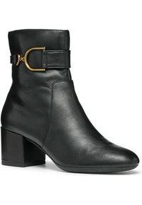 Stivale in pelle nera alla caviglia con punta affusolata, tacco a blocco e dettaglio con fibbia dorata sulla cinghia. Texture liscia e design elegante.