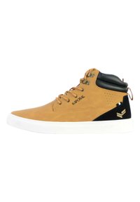 Zapatilla alta de cuero liso con acentos de ante. Cuenta con una suela de goma blanca, herrajes dorados y un detalle del logo en el lateral.