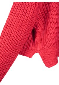 Rød chunky strikket genser med ermer og kropp, samt ribbestrikket kant, på hvit bakgrunn.