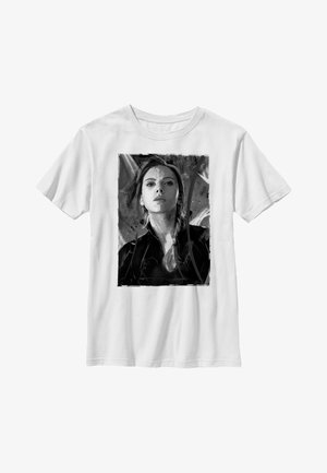 Hvid bomulds t-shirt med et monokromt grafisk print af en kvindes ansigt, med kraftige penselstræk i baggrunden.