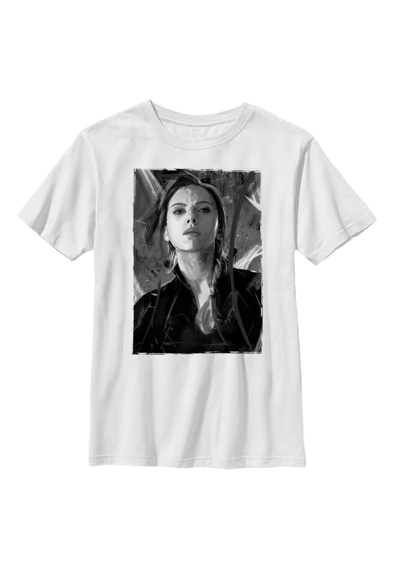 Vit bomulls t-shirt med en monokrom grafisk tryck av en kvinnas ansikte, med djärva penseldrag i bakgrunden.