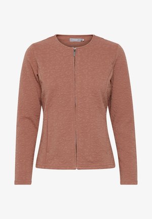 Chaqueta de color rosa empolvado con cierre frontal, hecha de una tela texturizada, que presenta mangas largas, un cuello redondo y sutiles detalles de patrón en relieve.