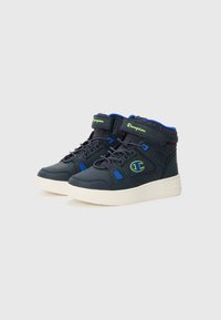 Wysokie sneakersy wykonane z granatowego materiału syntetycznego z niebieskimi akcentami. Charakteryzują się teksturowaną podeszwą, sznurowanym fasonem oraz zapięciem na rzep.