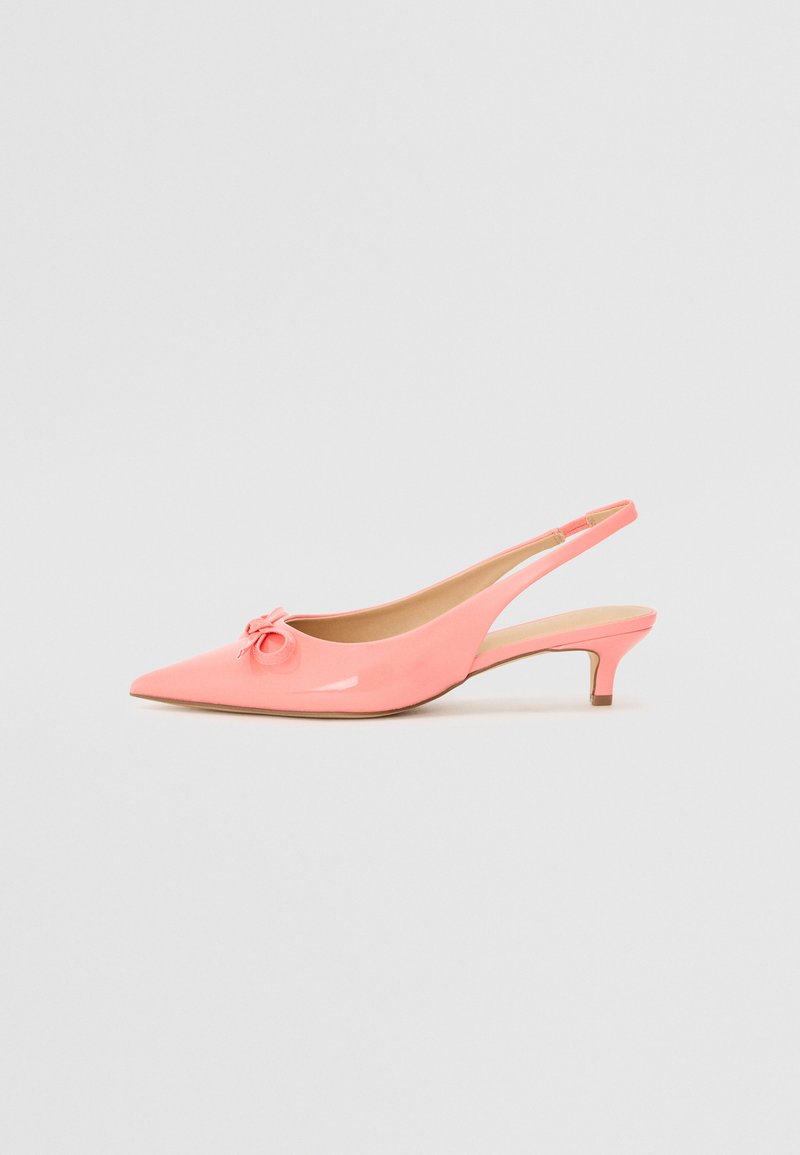 Rů�žové patentní kožené slingback podpatky s špičatou špičkou, s dekoračním mašlí vpředu a nízkým jehlovým podpatkem.