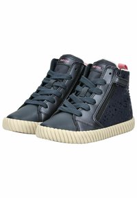 Wysokie sneakersy wykonane z ciemnoniebieskiej skóry z teksturowanymi akcentami, elastycznymi sznurowadłami, bocznym zamkiem błyskawicznym i kremową gumową podeszwą.