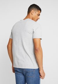 Levi's® THE ORIGINAL TEE - Camiseta estampada - patch medium grey heather embroidery