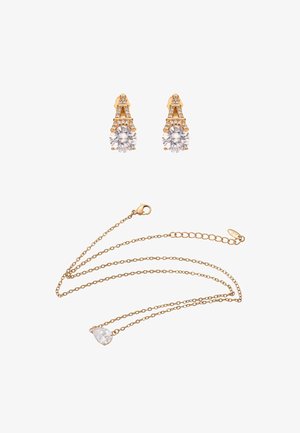 Oorbellen in goudkleur met ronde heldere kristallen en kanaalgezette accenten. Ketting met een enkele druppelvormige kristalhanger.