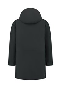 Chaqueta negra impermeable con capucha, mangas largas y corte recto. Presenta una textura suave y un bolsillo delantero a la altura de la cintura.