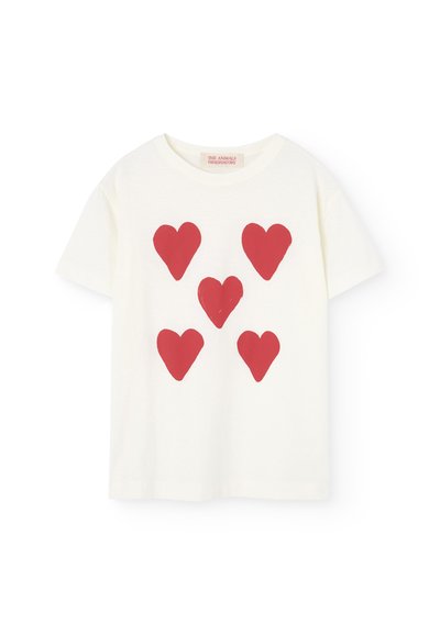 Λευκό βαμβακερό t-shirt με πέντε εκτυπώσεις κόκκινων καρδιών σε διάφορα μεγέθη, με στρογγυλό λαιμό και κοντά μανίκια. Μαλακή υφή και καθημερινός σχεδιασμός.