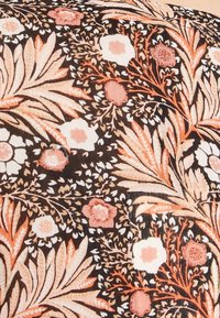 Tissu floral présentant des motifs complexes avec des fleurs roses, pêches et blanches sur un fond marron foncé. Texturé, avec des éléments botaniques.