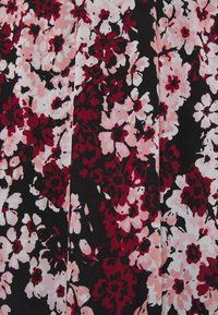 Kukallinen kangas, jossa on vaaleanpunaisia ja burgundinvärisiä kukkia mustalla taustalla. Kangas on sileää ja pehmeää, kevyttä materiaalia.