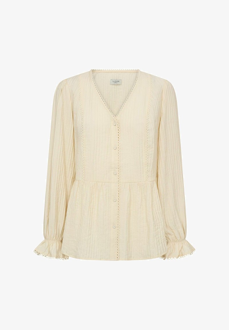 Blusa crema de manga larga, con escote en V y botones en la parte frontal. Tejido texturizado con borde de encaje a lo largo de los bordes y detalle de cintura fruncida.