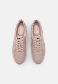 Chaussures de sport rose clair en mesh et matière synthétique, bout rond, lacets et accents gris subtils. Logo visible sur la languette.