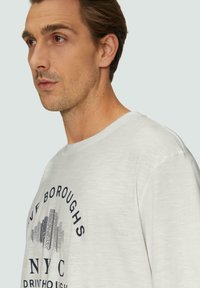 s.Oliver MIT FLAMMGARNSTRUKTUR - T-Shirt print - weiß