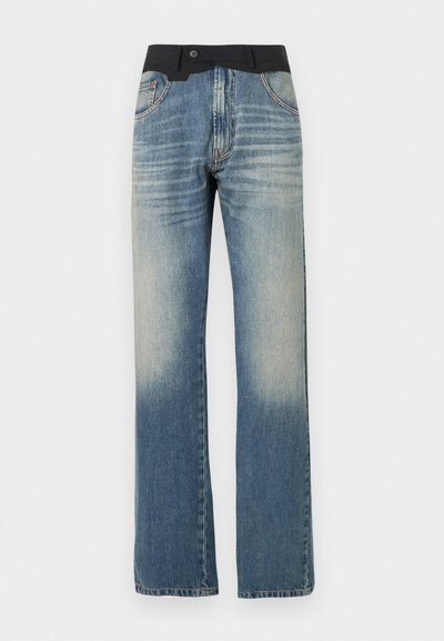 Τζιν σε ίσια γραμμή με μπλε ξεπλυμένο χρώμα και λεπτομέρειες στη μαύρη μέση, με μπροστινές τσέπες και κλείσιμο με κουμπί.