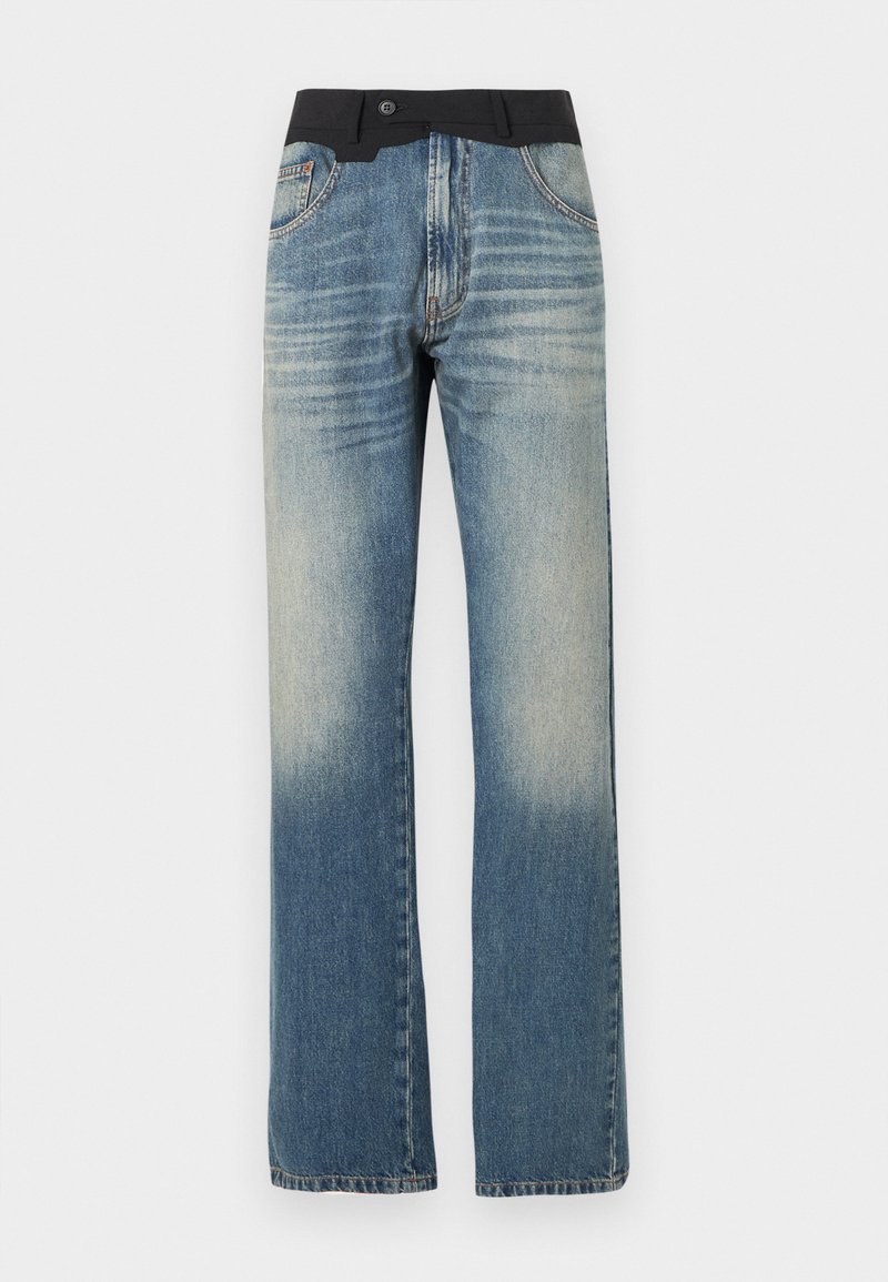 Jean en denim bleu à jambe droite avec effet délavé et détail de ceinture noire, comprenant des poches avant et une fermeture par bouton.