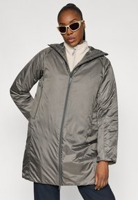 Giacca imbottita con cappuccio in grigio metallico, dotata di zip frontale e tasche laterali. Texture liscia con un design leggero e resistente al vento.