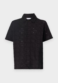 Chemise noire à manches courtes en tissu texturé, ornée d'un motif floral brodé et d'un col avec fermeture à boutons.