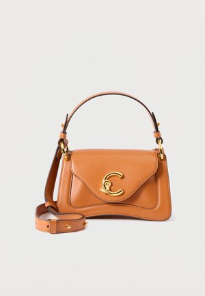 Τσάντα χειρός από δέρμα ταμπά με χρυσό κούμπωμα και αποσπώμενο ιμάντα, κυρτή λαβή στο πάνω μέρος και δομημένο κλείσιμο τύπου φάκελου σε μονόχρωμο φόντο.