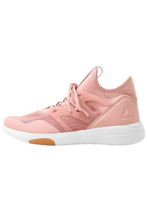 Baskets de sport rose clair avec empiècements en mesh et synthétique, fermeture à lacets sur le devant, semelle blanche texturée et logo discret au talon.