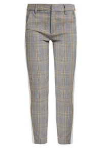 Pantalon à carreaux gris avec accents jaunes, présentant une coupe ajustée, un tissu lisse et des bandes blanches sur les côtés pour un contraste supplémentaire.