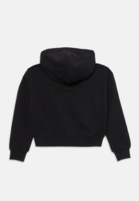 Juodas trumpas džemperis, pagamintas iš švelnaus medvilnės, turintis gaubtą, ilgus rankovės ir ribotas rankogalius. Lygus paviršius be matomų raštų ar akcentų.