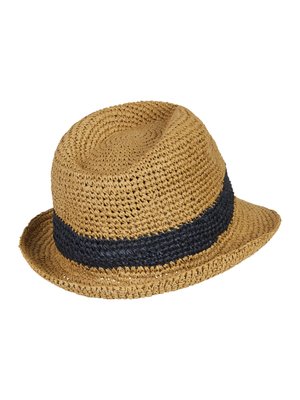 Hnedý pletený slamenný klobúk fedora s čiernou páskou okolo spodnej časti koruny, mierne preliačeným vrchom a krátkou krempou.