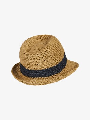 Brauner gewebter Strohhut Fedora mit schwarzem Band um die Basis der Krone, leicht eingedelltem Oberteil und kurzem Rand.