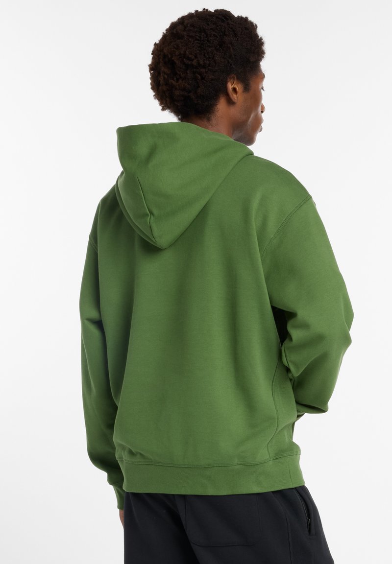 Sweat à capuche vert en tissu doux, avec une poche kangourou, des poignets côtelés et une capuche à cordon. Design simple et épuré.