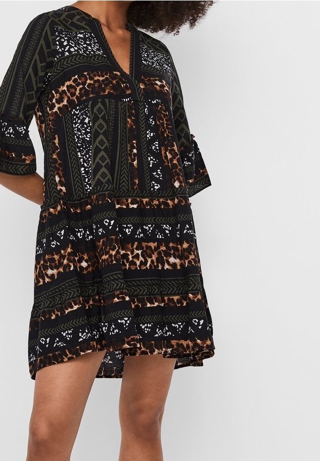 Robe noire avec imprimé léopard et motifs géométriques. Manches courtes, col en V et silhouette évasée. Tissu léger avec textures variées.