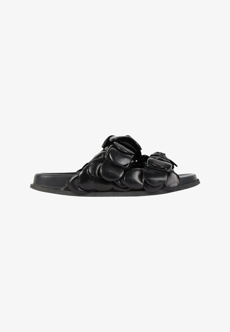 Sandale slide noire à bout ouvert avec plusieurs grandes brides en cuir rembourrées sur le dessus pour un design texturé et superposé.