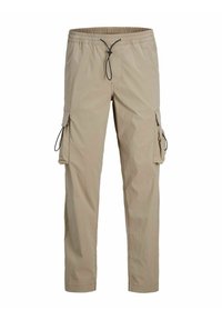 Beige cargo kalhoty s elastickým pasem, nastavitelným černým šňůrkem a velkými bočními kapsami s klopami a smyčkami na každé nohavici.